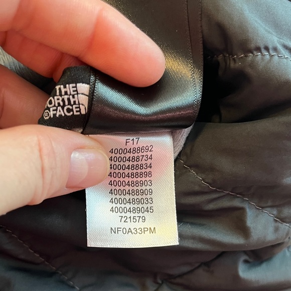 North Face Mossbud Swirl Insulated Reversible Faux Fur Vest Winter Gray Small - Picture 9 of 10